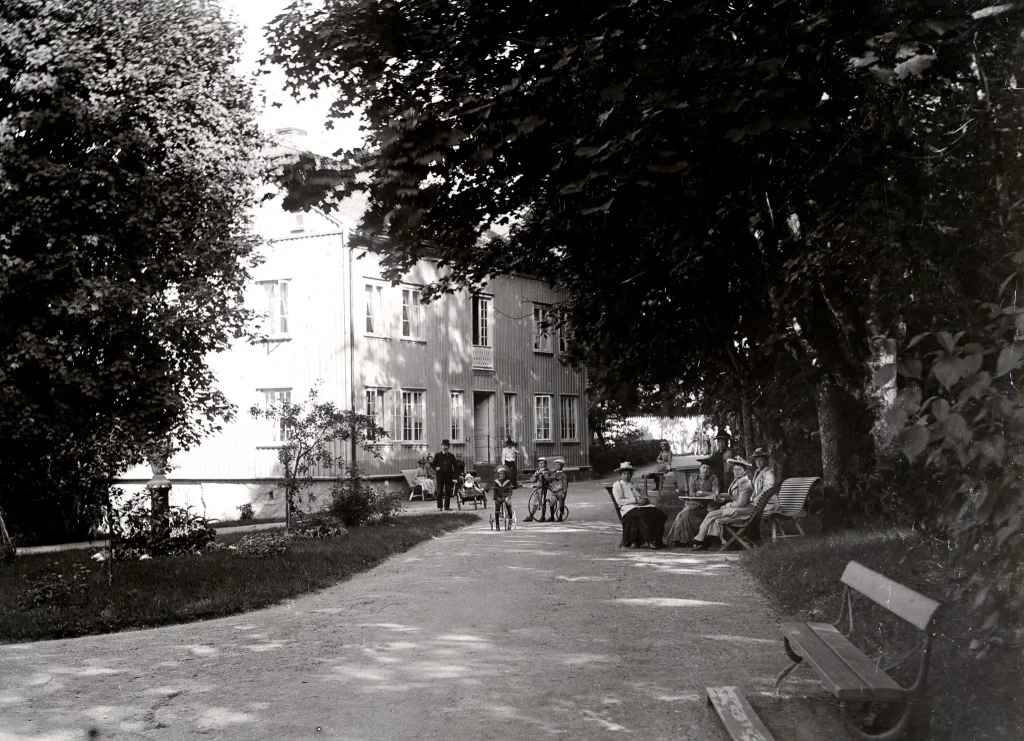 Samtal och lek på Skvallertorget, utanför Slottet. Foto: Maria Lundbäck, Bohusläns museum.