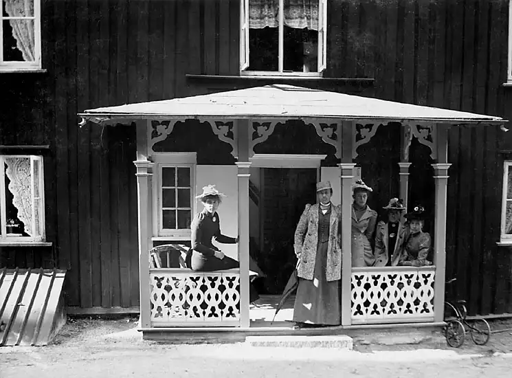 Sällskap på Bikupans veranda. Foto: Maria Lundbäck, Bohusläns museum.