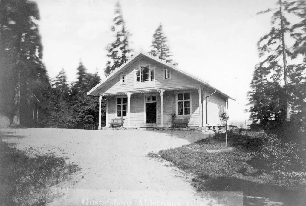Villa Fjällstugan hette förr Åhlströms villa (Husen bytten namn med ägaren, mycket opraktiskt - numera behåller husen sitt namn vid ägarbyte). Foto: Robert Lindahl, Bohusläns museum.