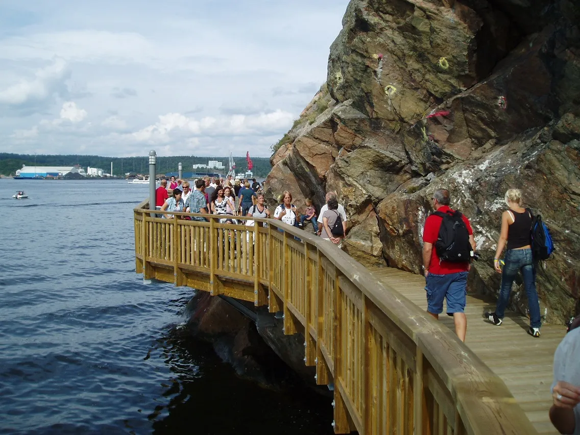 Människor som går på strandpromenaden